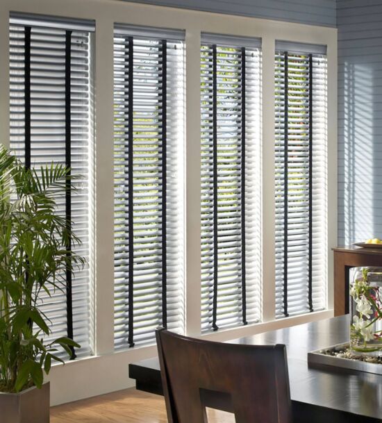 Алюминиевые горизонтальные жалюзи для ресторана