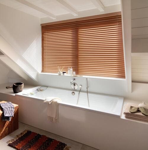Жалюзи для ванной комнаты на окна