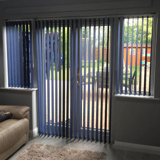 Тканевые вертикальные жалюзи на балконную дверь